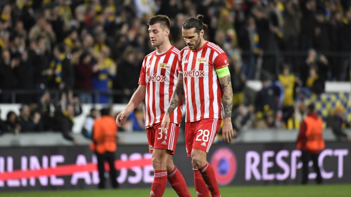 Robin Knoche und Christopher Trimmel (r) vom 1. FC Union Berlin gehen nach dem Achtelfinale-Aus vom Platz. (Foto)