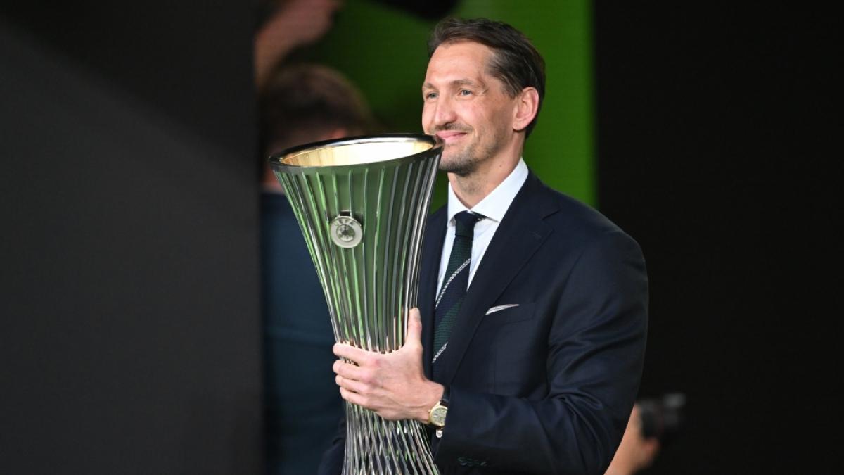 ZDF-Experte Ren&eacute; Adler trug beim Conference-League-Finale 2026 die Troph&auml;e ins Leipziger Stadion. (Foto)