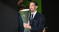 ZDF-Experte René Adler trug beim Conference-League-Finale 2026 die Trophäe ins Leipziger Stadion.