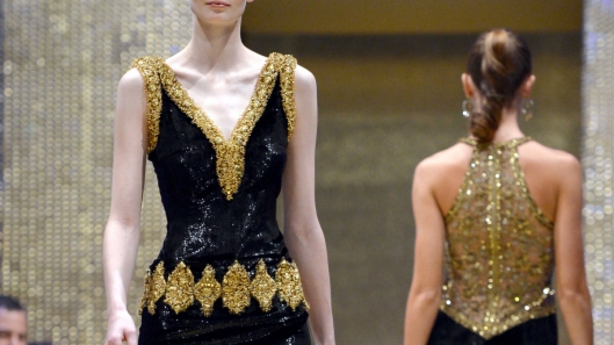 An dem blassen, kränklichen Körper wirkt das Kleid von Basler regelrecht überdimensioniert. (Foto)