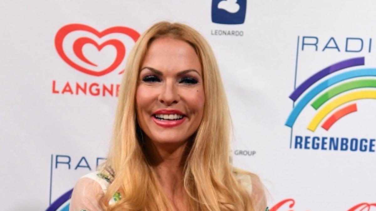 Sonya Kraus genie&szlig;t ihren Urlaub auf Mykonos in vollen Z&uuml;gen. (Foto)
