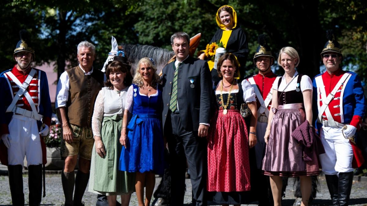 Markus S&ouml;der (CSU) und seine Frau Karin Baum&uuml;ller-S&ouml;der verfolgen gemeinsam mit Polit-Prominenz den Trachten- und Sch&uuml;tzenzug. (Foto)