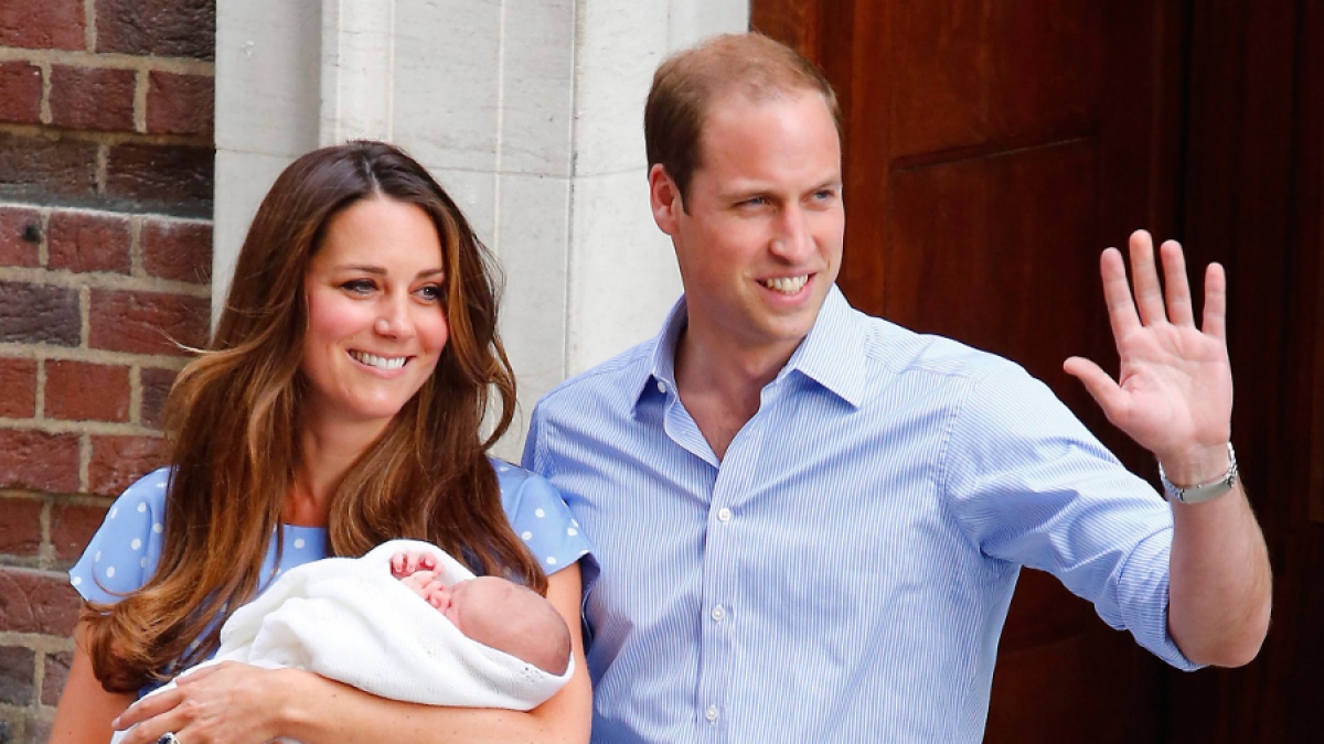 Am 22. Juli 2013 macht der kleine George Alexander Louis um 17.24 Uhr das Liebesglück seiner Eltern Kate und William perfekt. Stolze 3.798 Gramm wog der kleine Prinz bei seiner Geburt. (Foto)