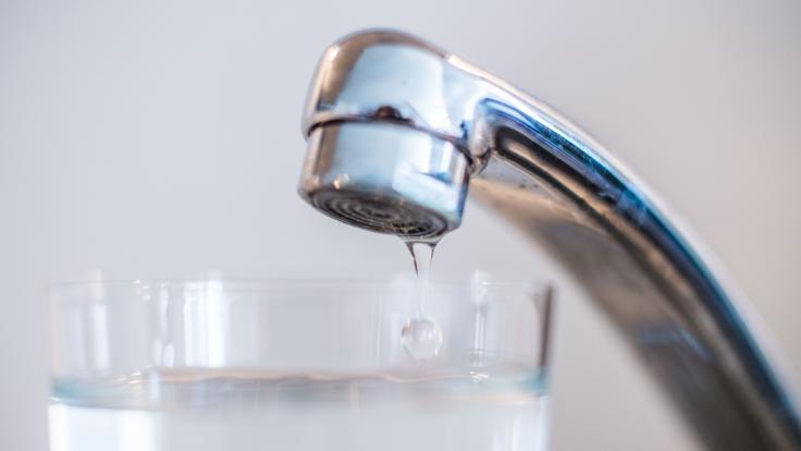 Blau verfärbtes Trinkwasser hat in Heidelberg und Dossenheim für Verunsicherung bei Anwohnern geführt (Symbolbild).