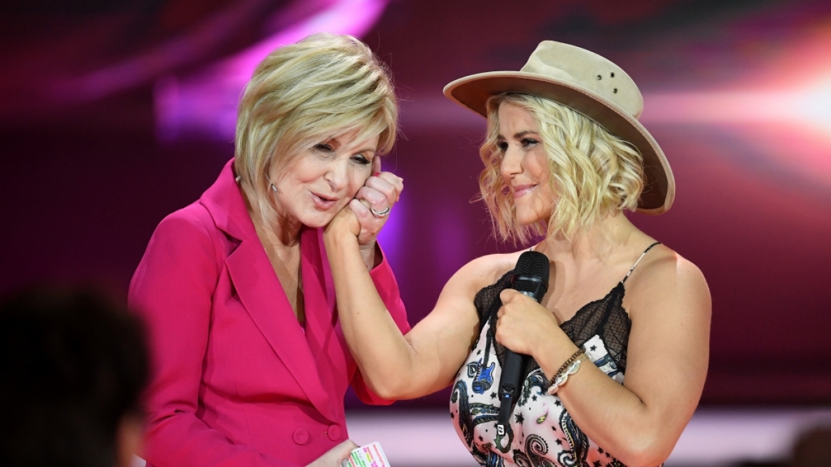 Nach ihrem Auftritt brechen bei Beatrice Egli alle D&auml;mme. Moderatorin Carmen Nebel muss sie schlie&szlig;lich tr&ouml;sten. (Foto)
