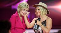 Nach ihrem Auftritt brechen bei Beatrice Egli alle Dämme. Moderatorin Carmen Nebel muss sie schließlich trösten.