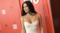 Kim Kardashian kuschelt sich mit einem haarigen Freund in die Laken.