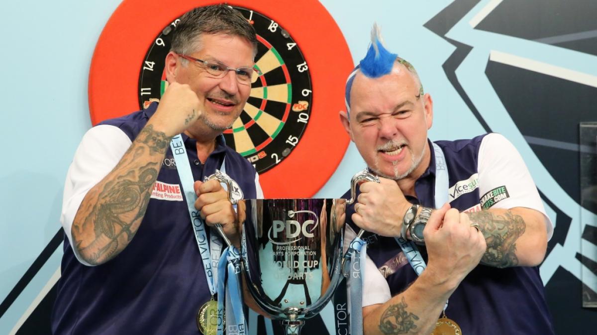Gary "THe Flying Scotsman" Anderson und Teamkollege Peter "Snakebite" Wright setzten sich bei der Darts Team WM 2019 in Hamburg gegen Irland im Finale durch. (Foto)