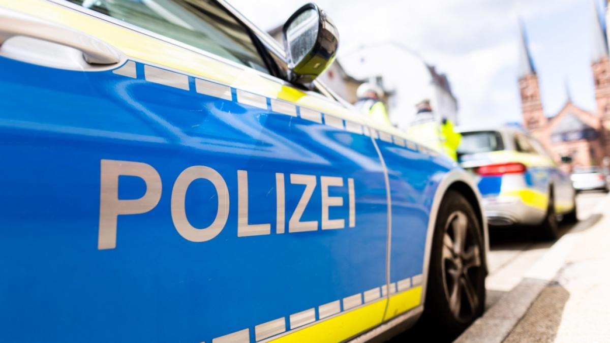 Die Polizei in Hamburg ist im Gro&szlig;einsatz: An einer Schule in Wandsbek soll ein bewaffneter Sch&uuml;ler unterwegs sein (Symbolbild). (Foto)