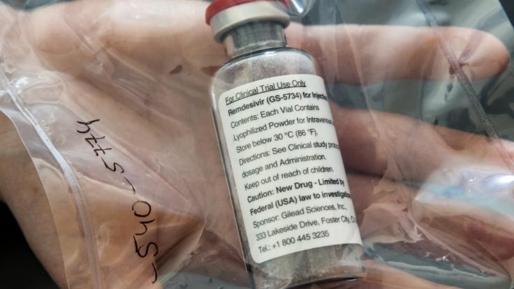 Im Kampf gegen das Coronavirus könnte schon im Laufe dieses Jahres ein Medikament zugelassen werden.