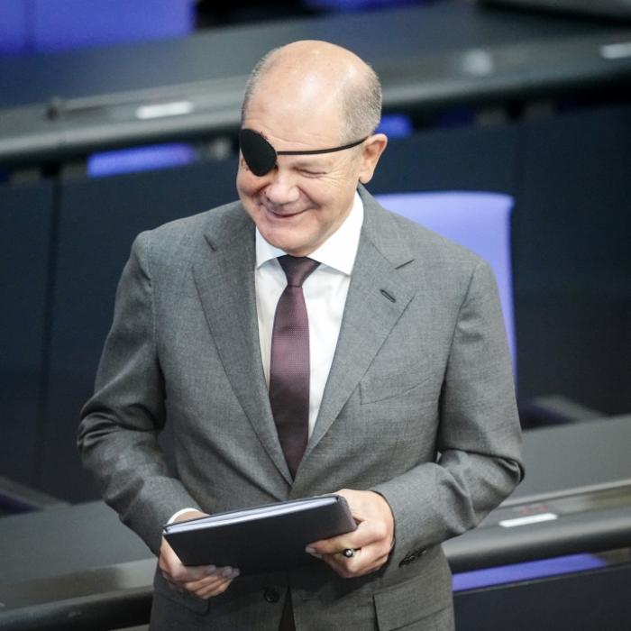 Ahoy! Bundeskanzler zeigt sich in voller Piratenmontur