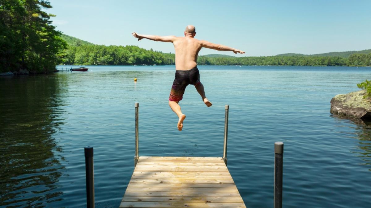 Wie gesundheitsgef&auml;hrdend ist ein beherzter Sprung ins kalte Wasser wirklich? (Foto)
