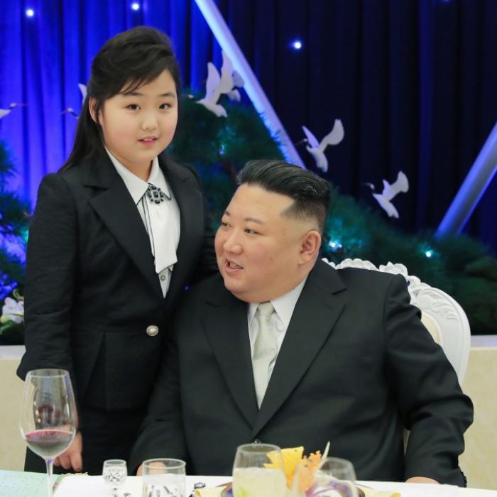 Die reinste Folter! Hungernde Nordkoreaner müssen Kim beim Schlemmen zusehen