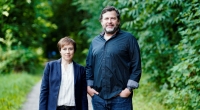 Die Schauspieler Eva Löbau und Hans-Jochen Wagner stehen am Drehort für den neuen Schwarzwald-