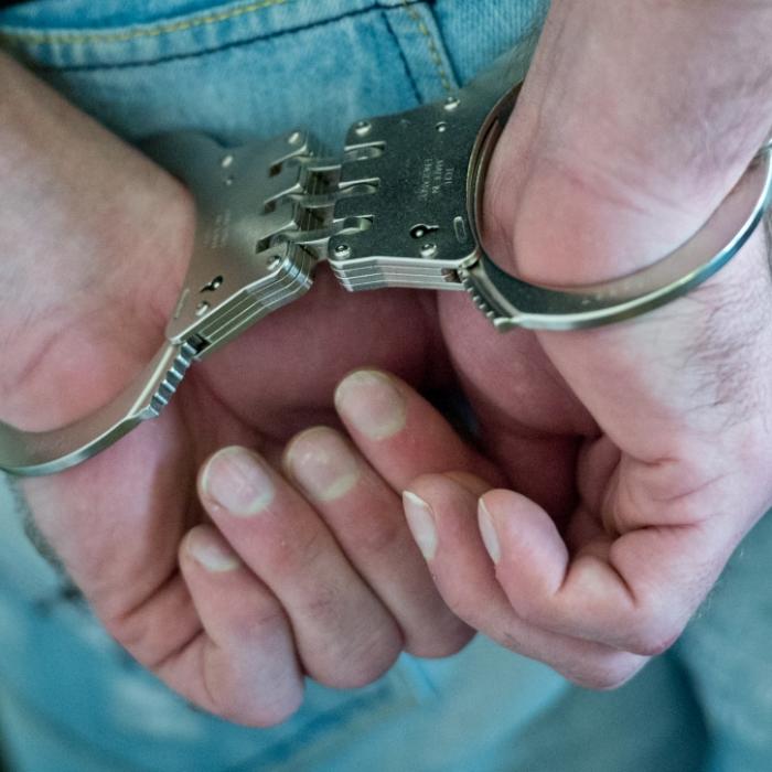 Randalierer schießt mit Armbrust auf Polizei - Festnahme
