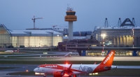 Für Millionen Urlauber könnte der Sommerflug deutlich teurer werden oder ganz ausfallen.