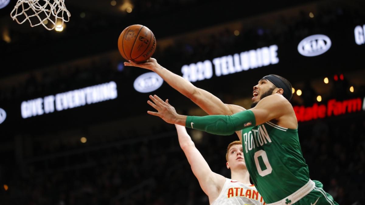 Jayson Tatum (r) von den Boston Celtics legt den Ball auf. am 04.02.2020. (Symbolbild) (Foto)