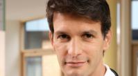 Ein Arzt für alle Fälle:Luca Zamperoni spielt sowohl in der ARD-Serie Familie Dr. Kleist als auch im ARD-Film Wie ein Stern am Himmel einen Mediziner.