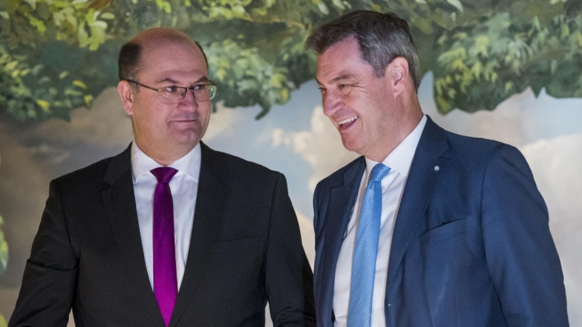 Markus S&ouml;der (r.) traut dem BVB die Meisterschaft in der Fu&szlig;ball-Bundesliga nicht zu. (Foto)