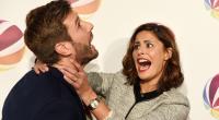 Moderatorin und Schauspielerin Funda Vanroy posiert mit ihrem Kollegen Jochen Schropp bei der Premierenvorführung des TV-Films 