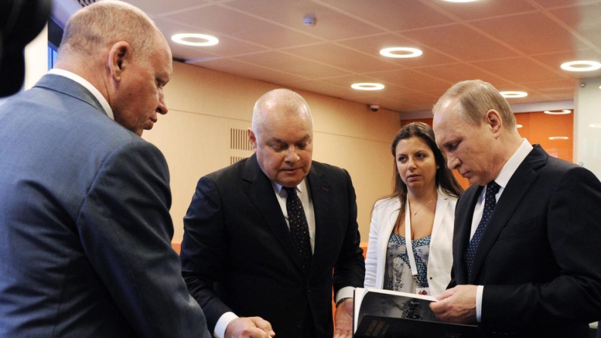 Margarita Simonjan unterst&uuml;tzt Wladimir Putin (r.) und dessen Ziele im Ukraine-Krieg. (Foto)