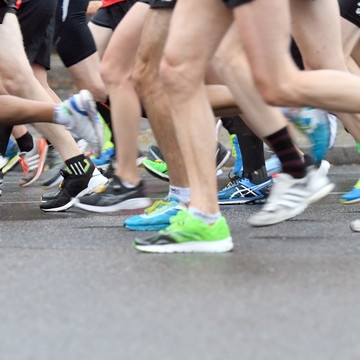 EI-liger Sportler! Marathonläufer rutscht Gemächt aus der Hose
