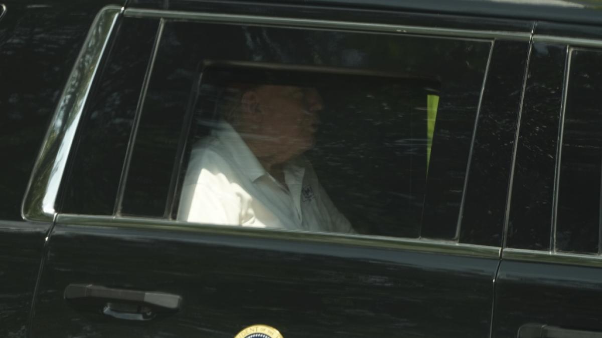 Donald Trump wurde nach dem Golfspielen in Virginia im Auto fotografiert. Dabei entstanden auch Aufnahmen, die ihn mit Brille zeigen. (Foto)