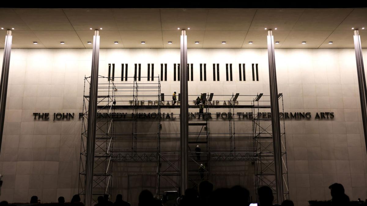 Schaulustige warten darauf, dass der Name des US-Pr&auml;sidenten Trump von der Fassade des John F. Kennedy Center for the Performing Arts entfernt wird. (Foto)
