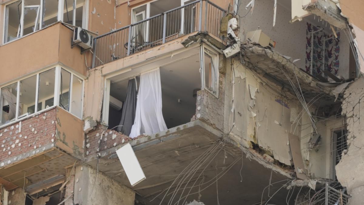 Bei schweren Angriffen russischer Truppen in der Ukraine ist ein Hochhaus in der Hauptstadt Kiew getroffen worden. (Foto)