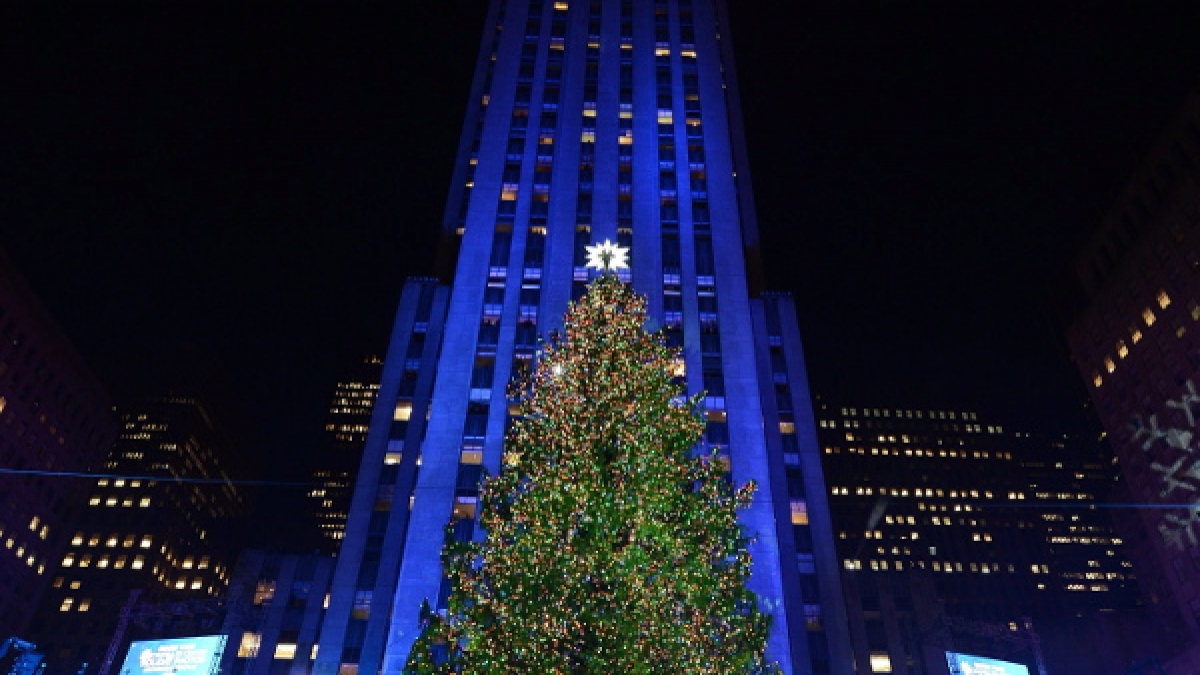 Der weltberühmte Weihnachtsbaum vor dem Rockefeller Center verzaubert New York City seit 1933 mit 45.000 Lichtern und einem strahlenden Swarovski-Stern mit einem Durchmesser von fast drei Metern. (Foto)
