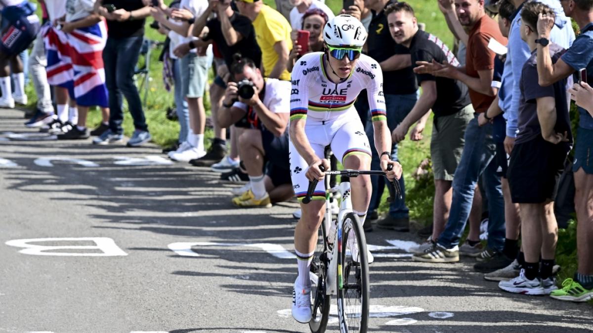 Der Slowene Tadej Pogacar vom UAE Team Emirates auf dem Weg ins Ziel. (Foto)
