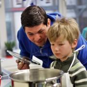 Tim Mälzer kochte 2016 gemeinsam in der neuen Übungsküche der Adam-Friedrich-Oeser-Schule in Leipzig, die beim 