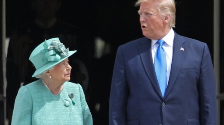 Donald Trump leiste sich beim Besuch von Queen Elizabeth II. einen schweren Fauxpas.