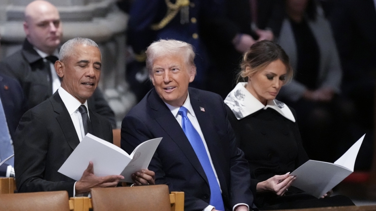 Ex-Pr&auml;sident Barack Obama zusammen mit Donald und Melania Trump. (Foto)