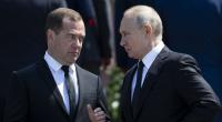Dmitri Medwedew im Gespräch mit Wladimir Putin.