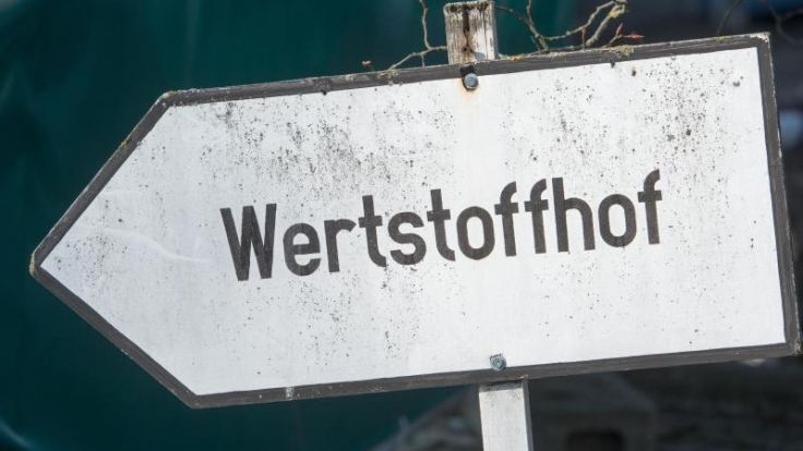 Alte DVB-T-Receiver müssen zum Wertstoffhof gebracht werden. Die richtige Entsorgung hilft, die Umwelt zu schützen.