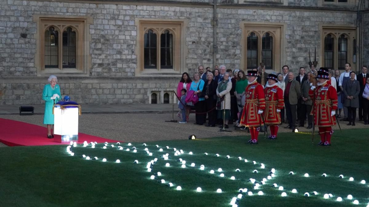 K&ouml;nigin Elizabeth II. z&uuml;ndet symbolisch am ersten Tag der Feierlichkeiten zum Platinjubil&auml;um der Queen das Hauptjubil&auml;umsfeuer auf Schloss Windsor an, das Teil einer Kette von mehr als 3.500 flammenden Huldigungen an ihre 70-j&auml;hrige Regentschaft ist. (Foto)