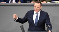 Jens Spahn lobt sich im Bundestag selbst.