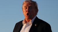 Donald Trump kann sich plumpe Flirts einfach nicht verkneifen - selbst dann nicht, wenn Kameras auf ihn gerichtet sind und seine Ehefrau Melania Trump genau vor seiner Nase sitzt.