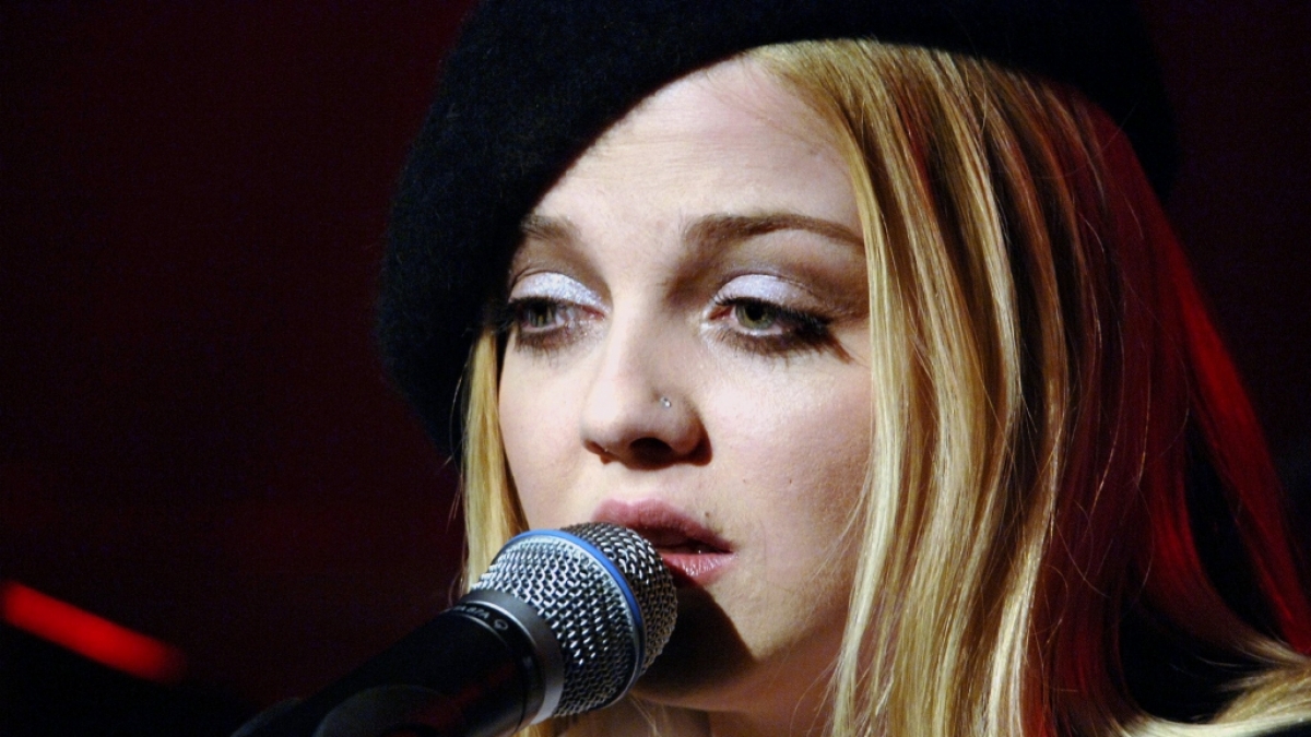 Annett Lousian&nbsp;performt auf der B&uuml;hne (Foto)