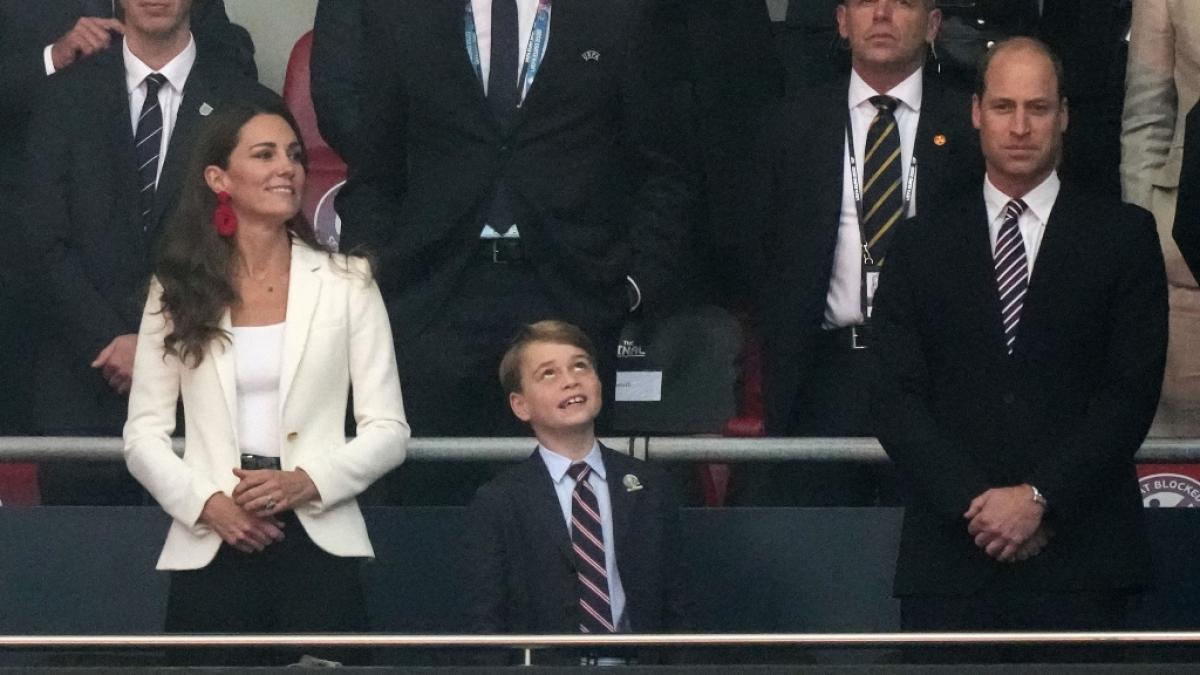 Familienausflug zum Fu&szlig;ballspiel: Kate Middleton mit Sohn Prinz George und Ehemann Prinz William auf der Trib&uuml;ne. (Foto)