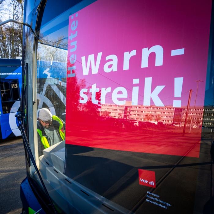 Bus- und Bahnausfälle - Nahverkehr kommt zum Erliegen