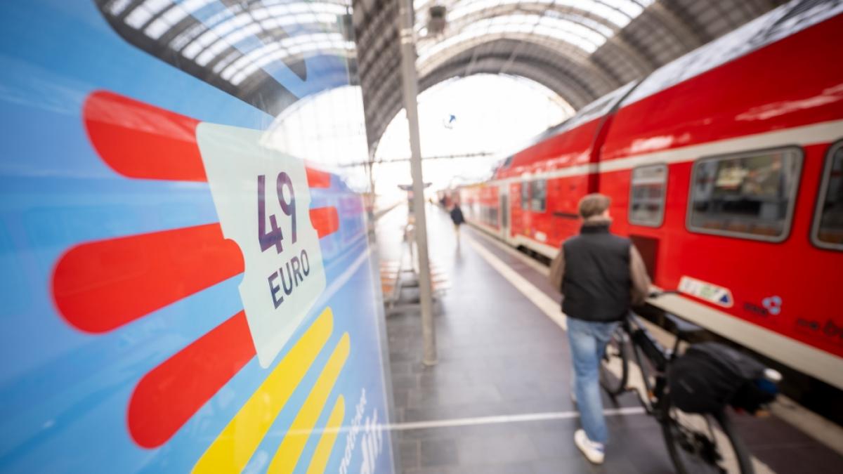 F&uuml;r nur 49 Euro im Monat deutschlandweit mit Bus und Bahn fahren? Das Deutschlandticket k&ouml;nnte im kommenden Jahr deutlich teurer werden. (Foto)