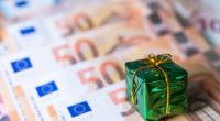 Politiker fordern jetzt Weihnachtsgeld früher auszuzahlen.