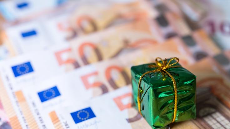 Politiker fordern jetzt Weihnachtsgeld früher auszuzahlen.