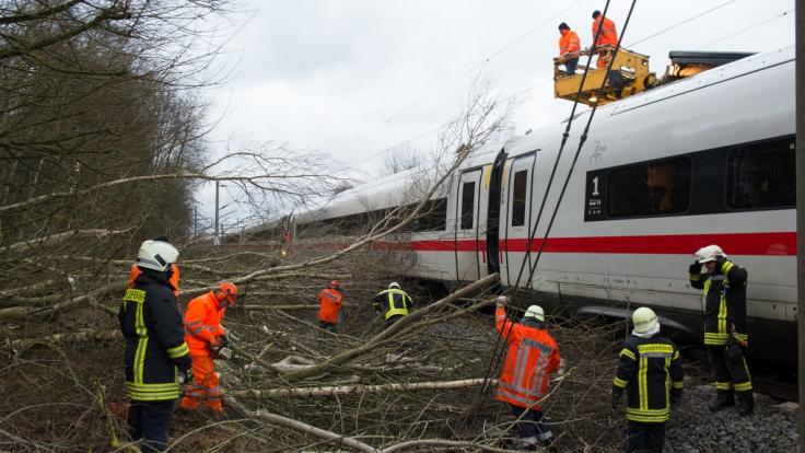 Der Deutsche Wetterdienst warnt vor Unwetter mit Orkanböen, die auch den Bahnverkehr in Mitleidenschaft ziehen könnten.