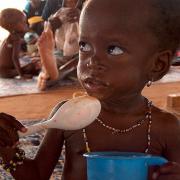 Alle vier Sekunden stirbt ein Mensch an Hunger. Alle 3 Sekunden ein Kleinkind in Afrika.