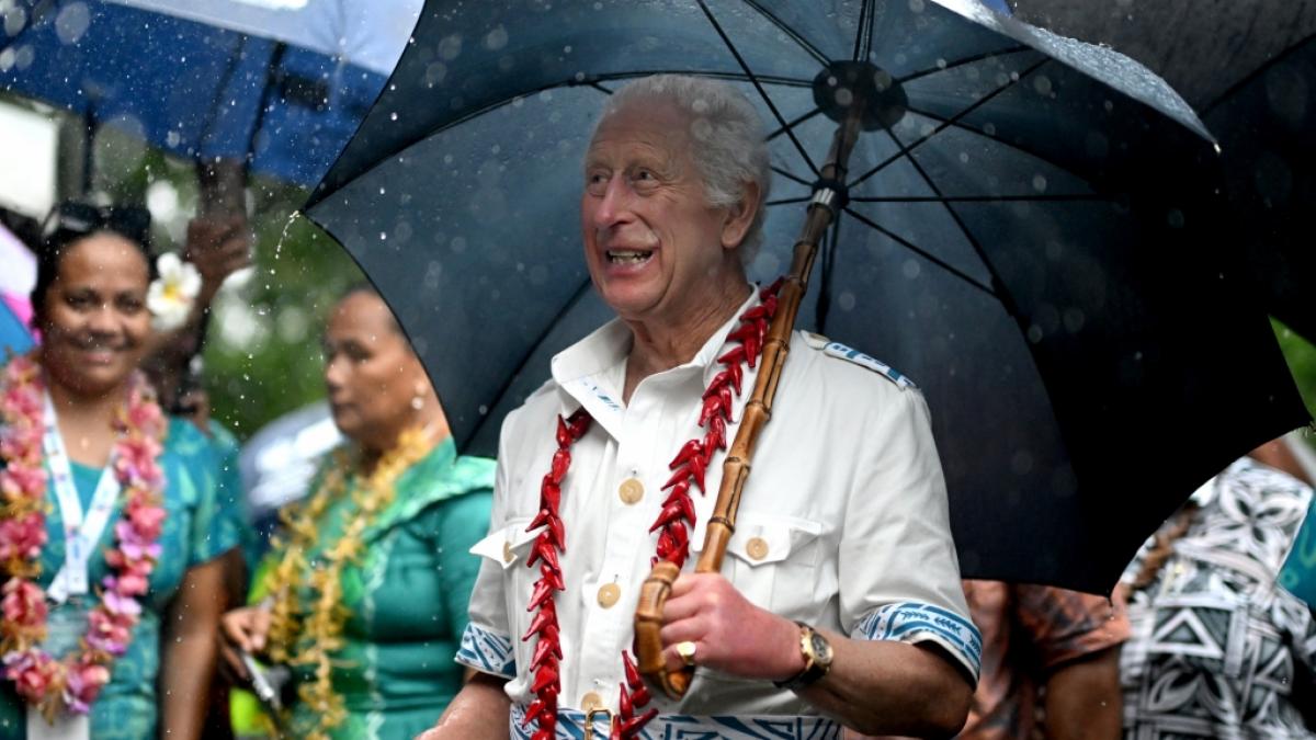 Selbst das Regenwetter konnte K&ouml;nig Charles III. die gute Laune bei seiner Ankunft auf Samoa nicht verderben. (Foto)