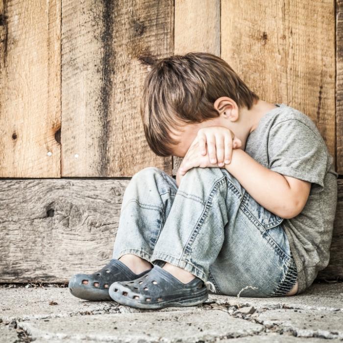 Mutter zwingt Kinder (3 und 5) Hundekot zu essen