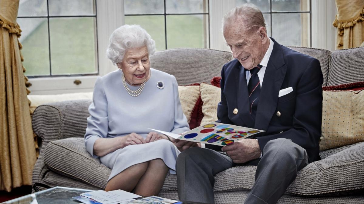 Queen Elizabeth II. und Prinz Philip freuten sich 2020 &uuml;ber eine Karte ihrer Urenkel Prinz George, Prinzessin Charlotte und Prinz Louis zum 73. Hochzeitstag. (Foto)